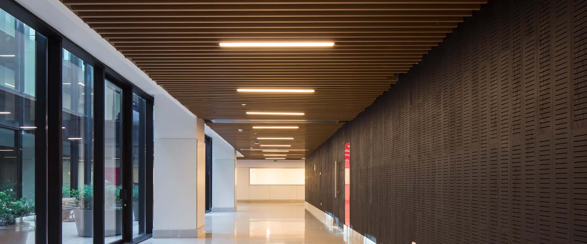 Cielo metálico lineal Baffle • Hunter Douglas Arch.