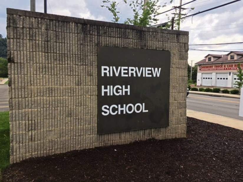 webRiverviewHighSchoolSign