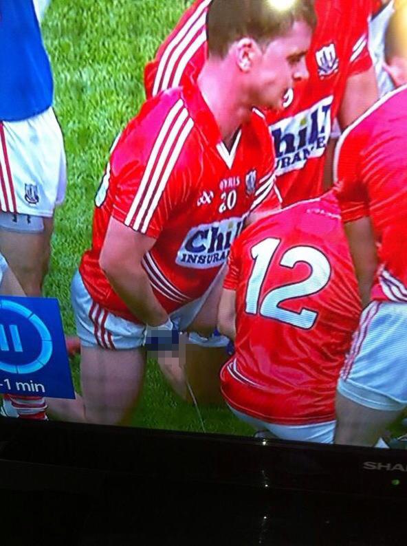 Il giocatore di football Fintan Goold fa pipì in campo le foto