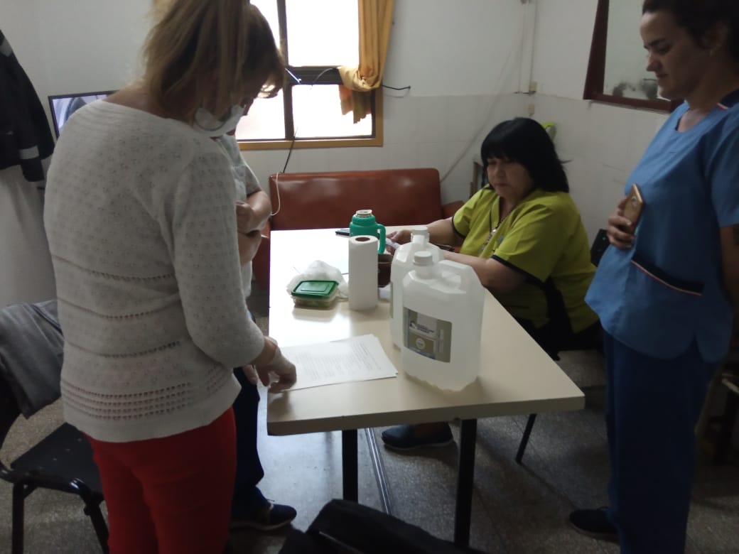 La UNViMe entregó hidrogel de alcohol a difentes instituciones.