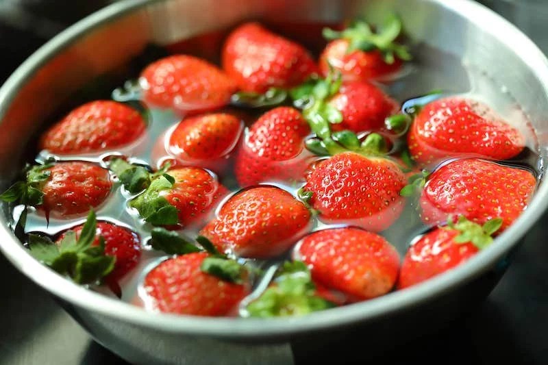 How to clean and store strawberries to keep them fresh & aromatic