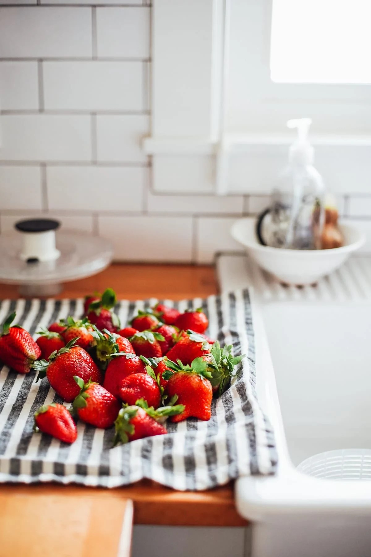How to clean and store strawberries to keep them fresh & aromatic
