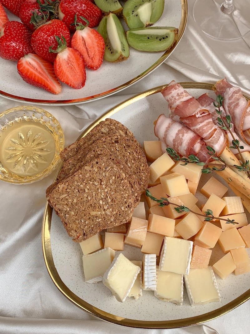 5 Foods & Drinks That Cause Migraines and 5 That Cure Them