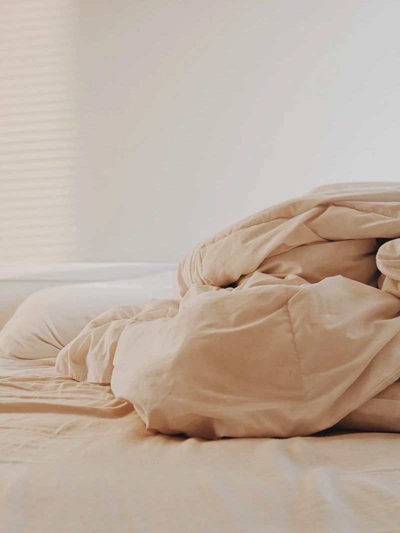 How to Actually Make Your Bed Neatly (According to Hoteliers)