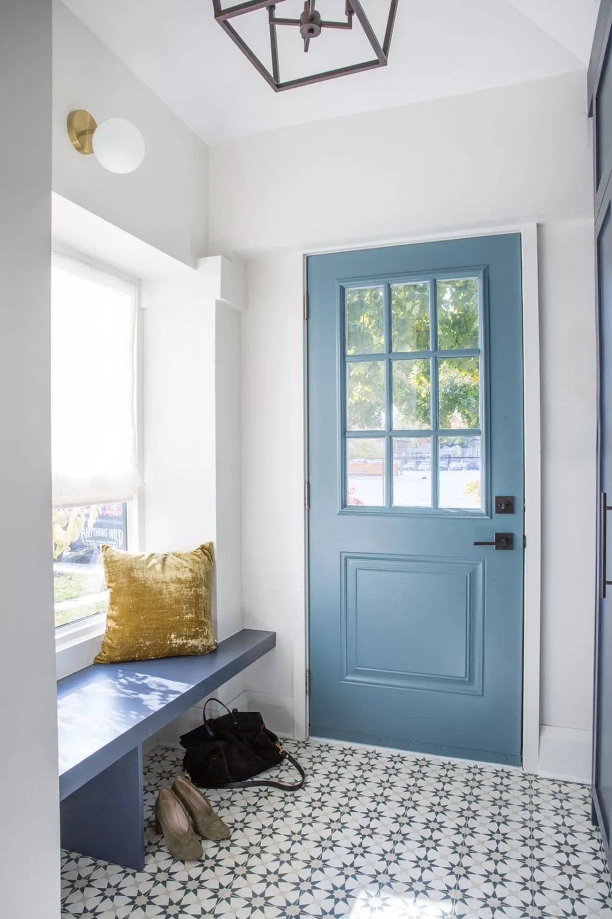 How To Make A Small Entryway Look Bigger With 5 Simple Tricks
