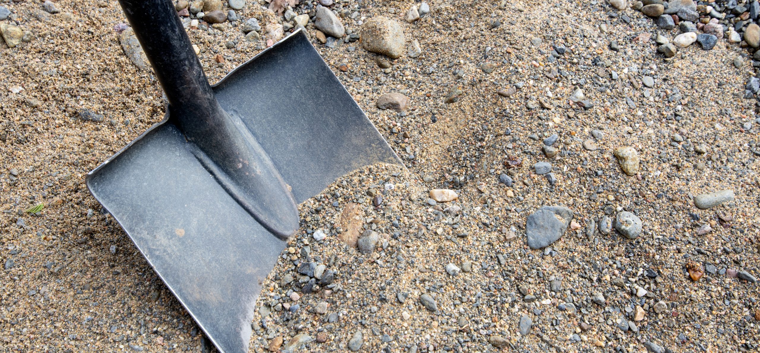 Shovel digging in dirt Arcina