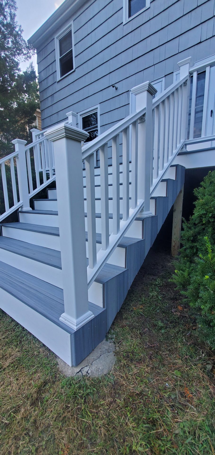 Custom Deck Design and Construction Area Renovation Deck Contractor