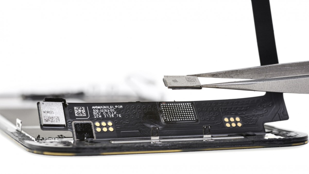 iFixit spune ca daca schimbi ecranul de la iPhone 13 ramai fara FaceID