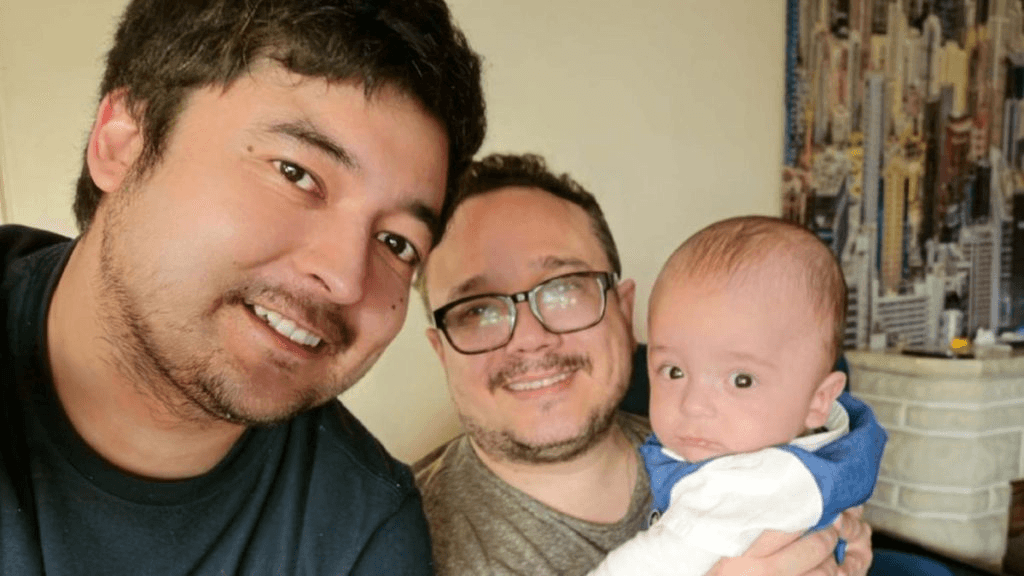 Pinkwashing: El arcoíris de Sanofi, orgullo en el logo, deuda con un empleado gay