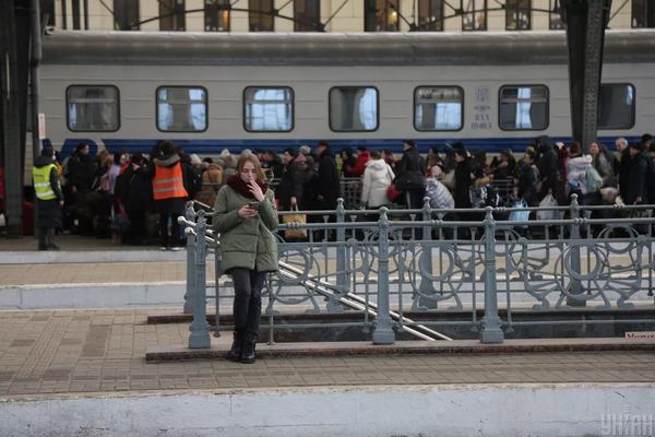 Переселенці з різних міст України біля евакуаційного потягу, на залізничному вокзалі, у Львові. Ковальчук Віктор / УНІАН