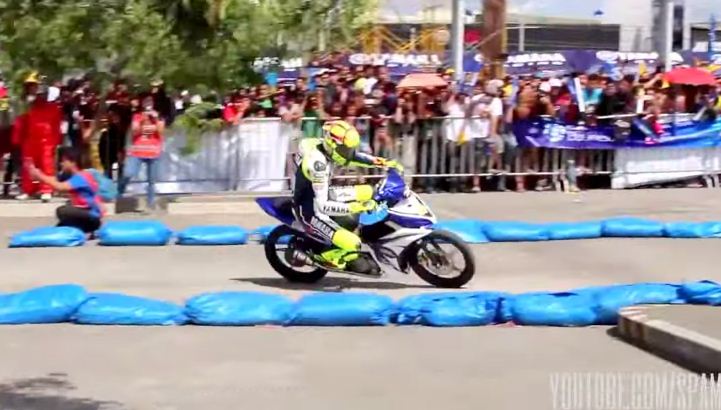 Video Aksi Rossi Rasakan Balap Pakai Motor Bebek, Khas Balap Motor Di Indonesia – Aripitstop.com