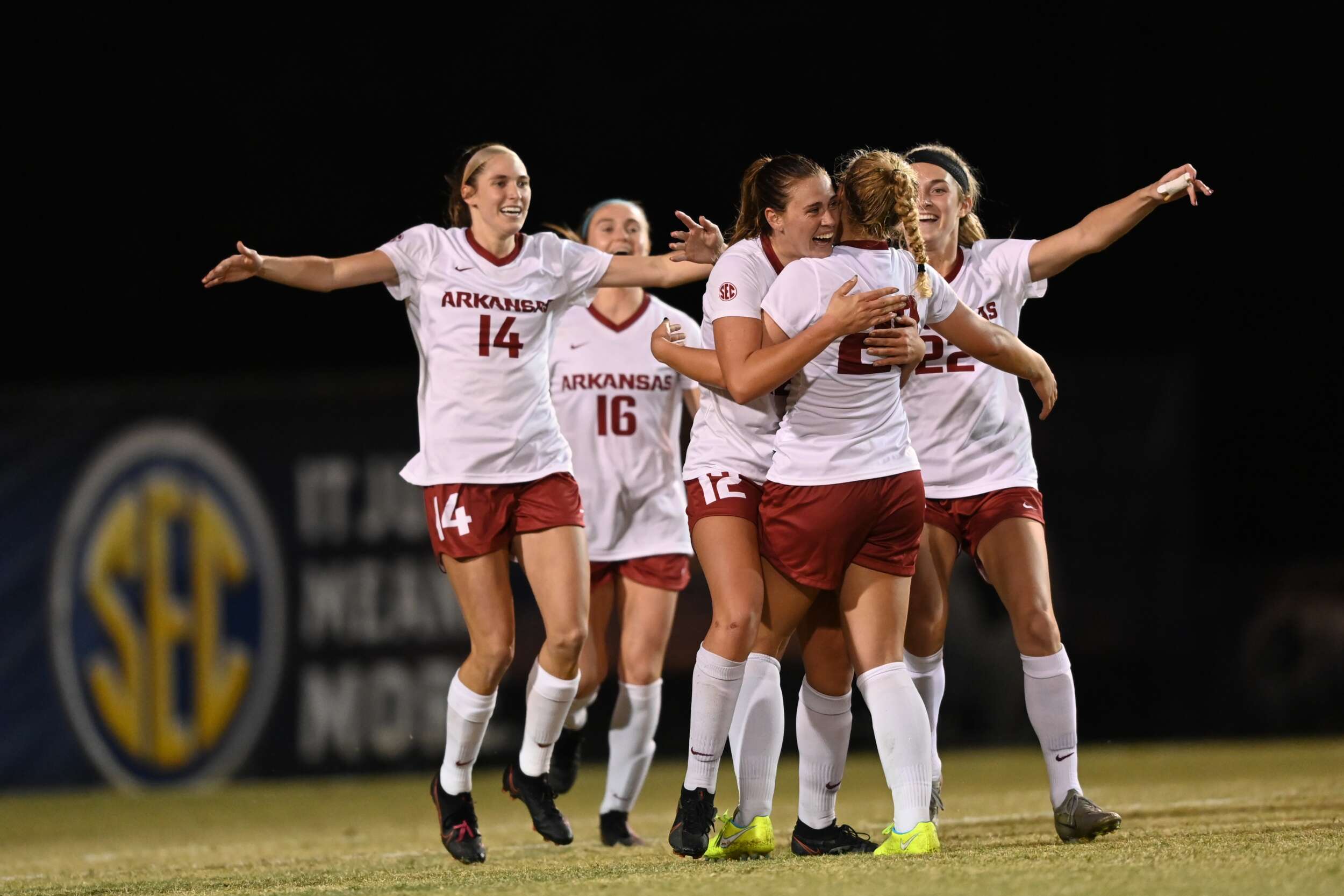 No. 6 Soccer downs No. 10 South Carolina, 21, advances to SEC