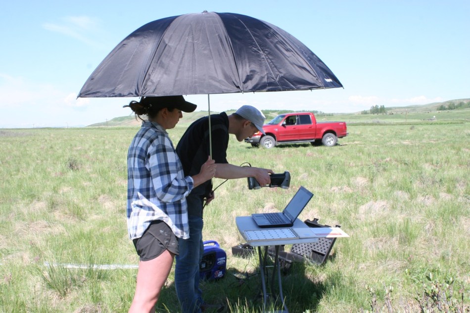 Peter Dobson showing Justine Buchler how the software for the portable laser scanner is used