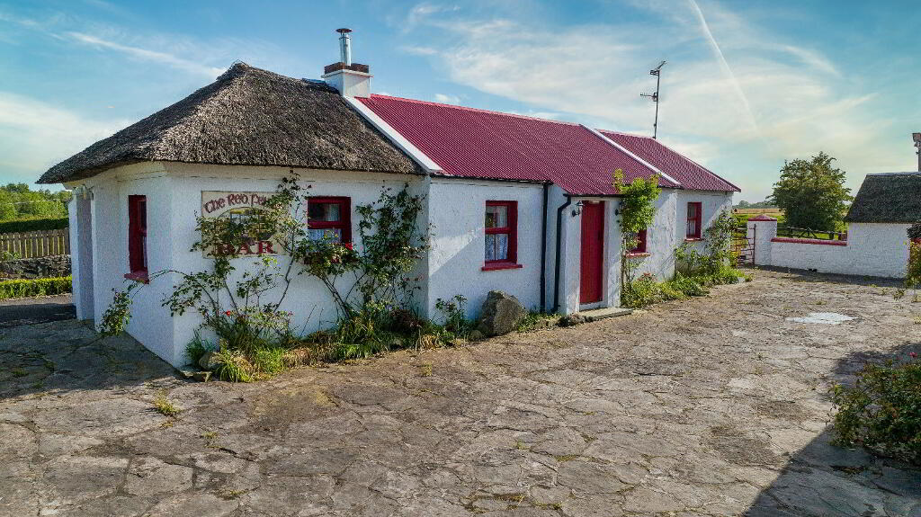 For sale Famous folk cottage and bar with thatched roof in Crossmaglen