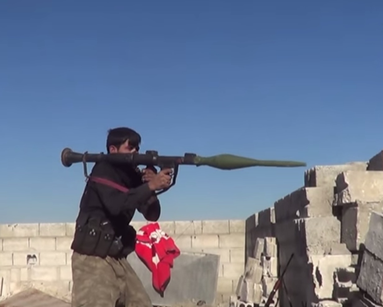 Kurdish YPG forces with Iranian tandem HEAT RPG7 projectile Armament