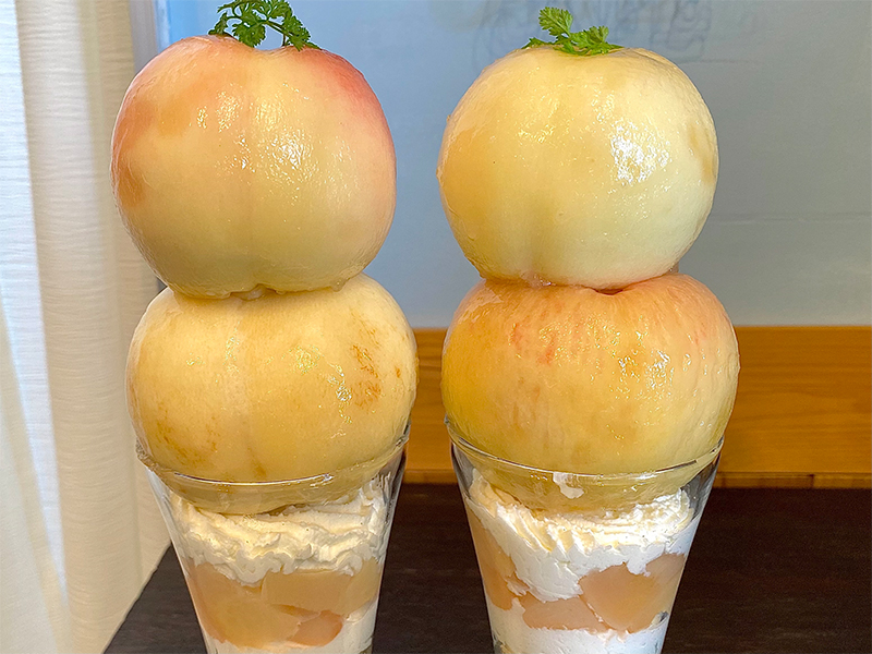 石川県金沢市のフルーツ専門店-Horita / もももも桃！近年の桃パフェブームはすごい！ ドーンッと丸ごと桃が2個！「菓子工房ブルーローズ」の大人気桃パフェ