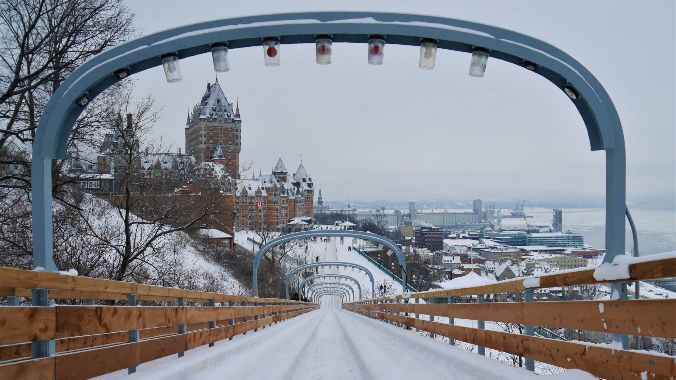 Quebec Les Trente Six Vues Du Chateau Frontenac Ou Presque