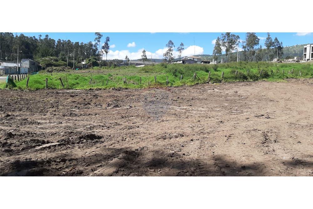 TERRENO EN VENTA EN CONOCOTO, QUITO, ECUADOR Arrienda y Vende