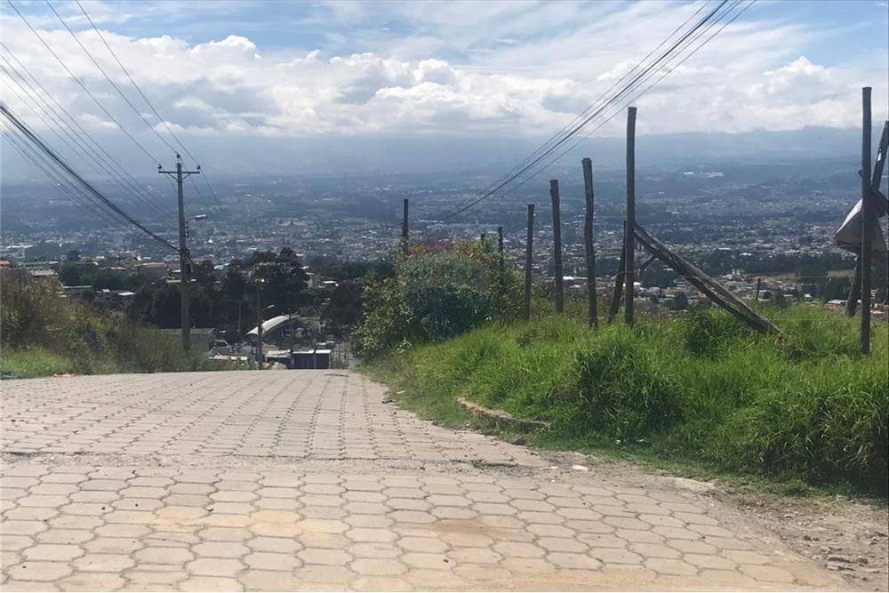 Terreno en venta en Conocoto Chillos, Quito, Ecuador Arrienda y Vende