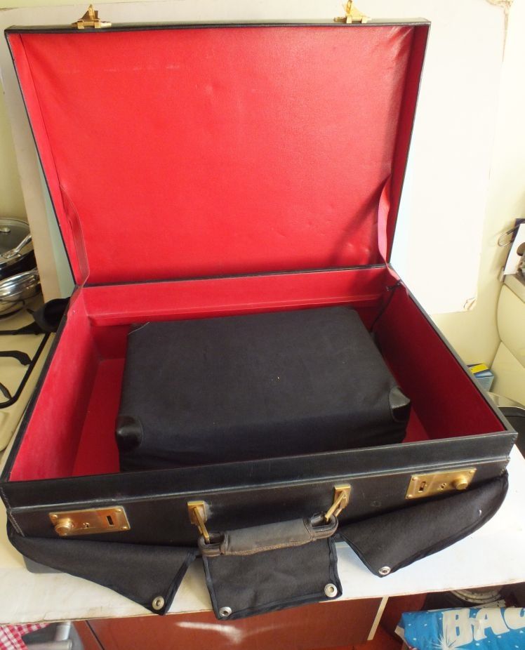 Elegant His Her travel vanity set luggage in leather Bedroom Art