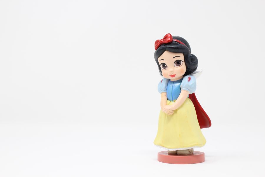 Vendre ses créations légalement | Le guide 2020 5 Image représentant une figure de blanche neige. Cela vient illustrer le paragraphe dans lequel j'explique comment vendre ses créations légalement en respectant les marques sous licences protégées