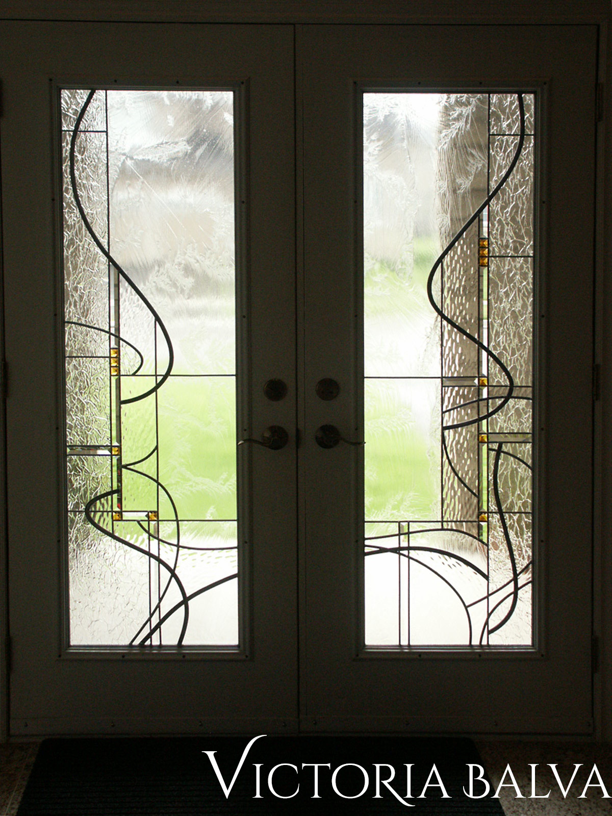 Contemprorary design beveled leaded glass oval bathroom window