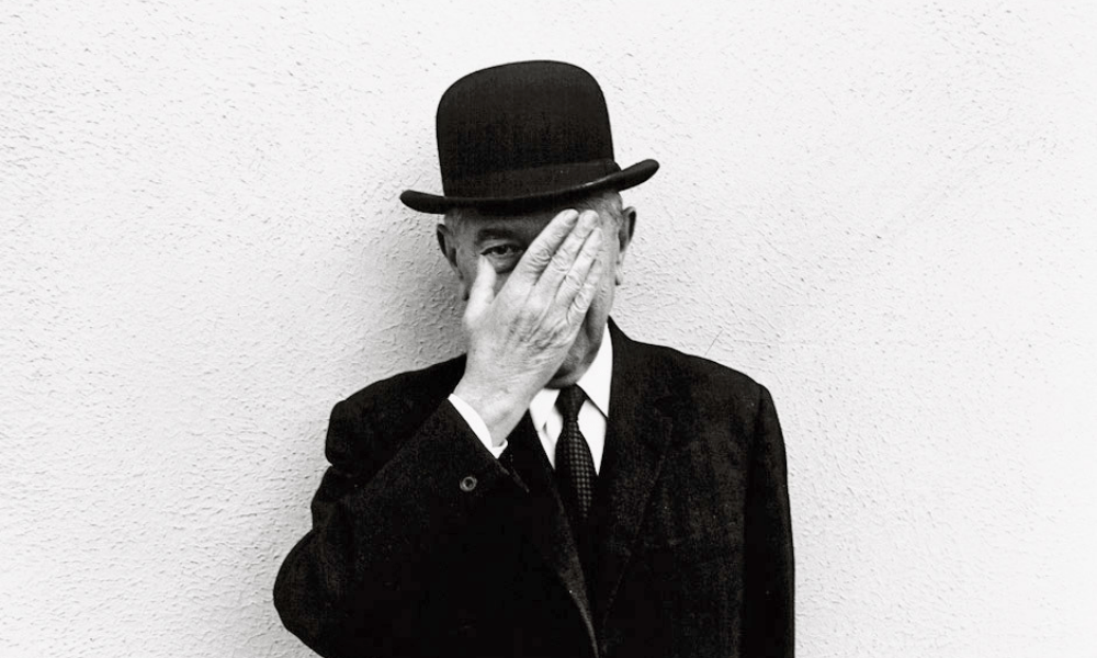 René Magritte e la bombetta, simbolo della società