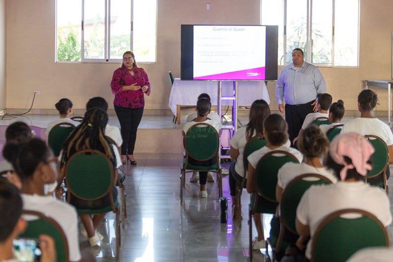 Aruba Bank a ricibi bon reaccion Invitadonan di Grupo Popcorn Dancers