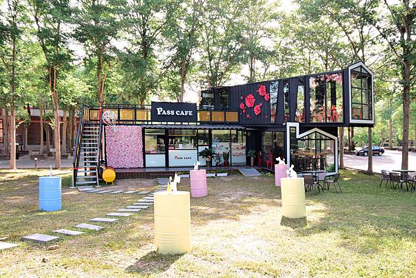 [彰化] 帕司咖啡 PASS CAFE /彰師大寶山校區內，黑色貨櫃玻璃屋