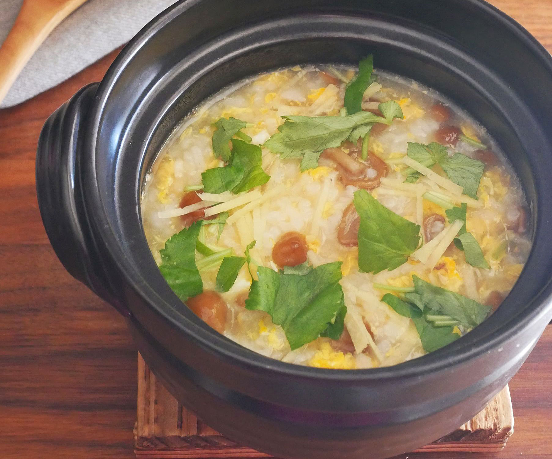白だしだけで楽ちん♪体の芯から温まる「なめことしょうがの雑炊」 朝時間.jp