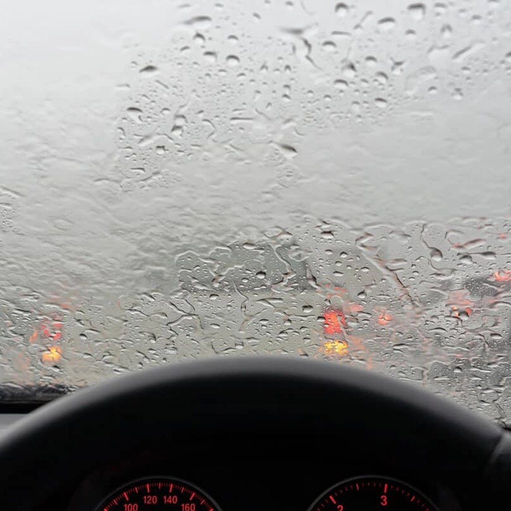 How to Defog Windscreen in Summer Rain and How to Prevent It