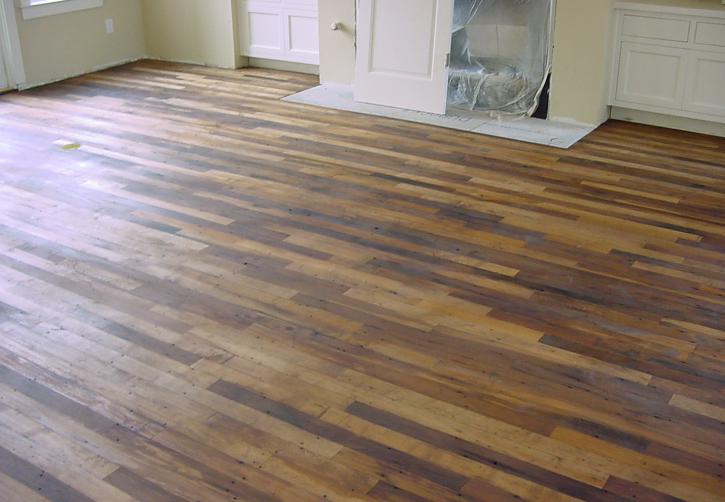 Hardwood engineered , laminate , solid planks flooring installation