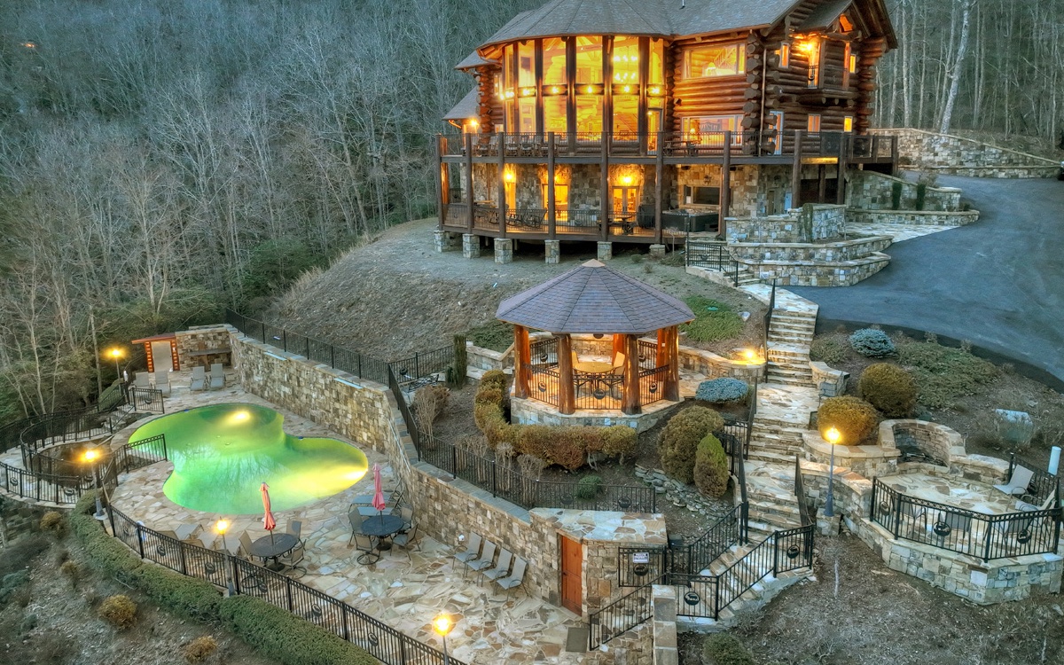 North Mountain Lakefront Log Cabins/Homes for sale