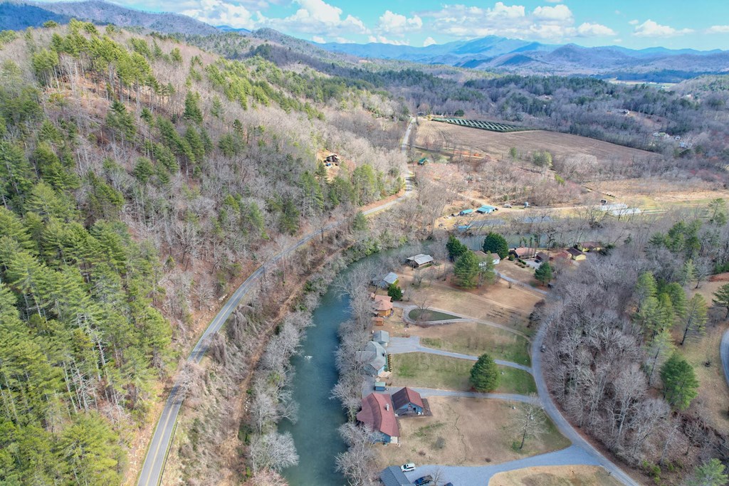 691 Riverbend Drive,Hayesville,NC , US Blue Ridge, / Home for