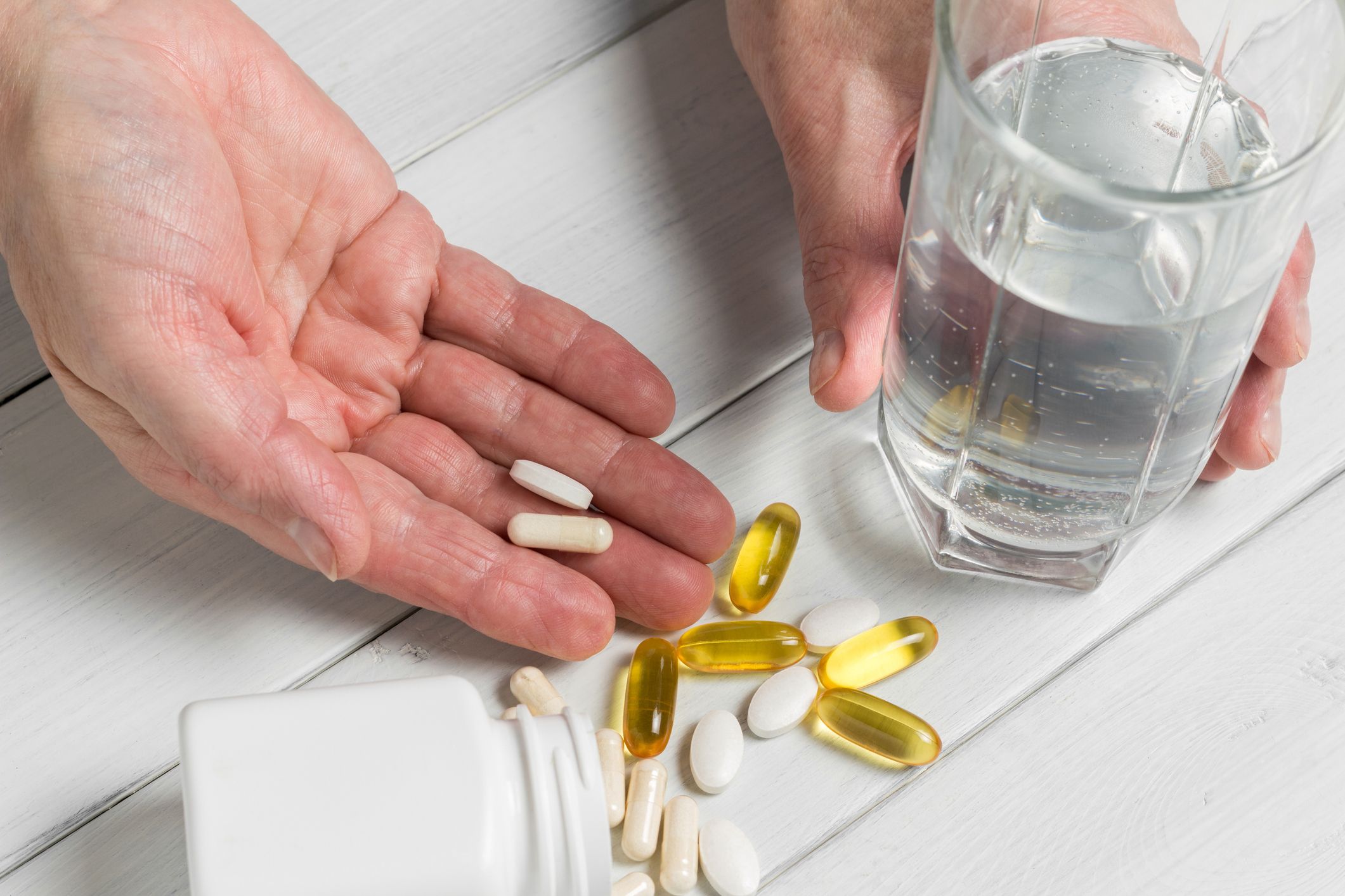 Can supplements such as glucosamine sulphate cure or prevent knee pain?