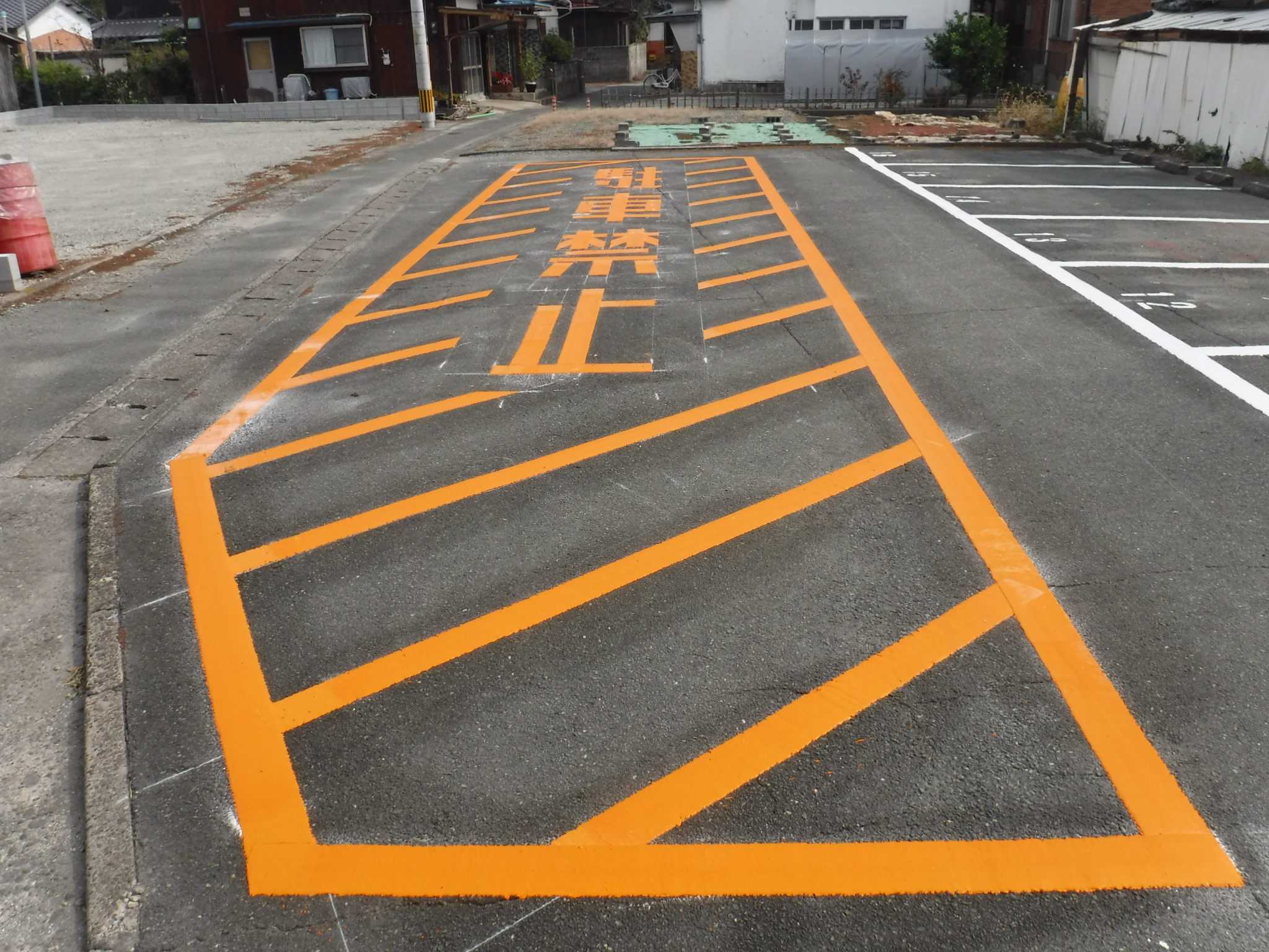 駐車場に区画線を引きました。 アジア商事有限会社＜水回りのプロ、トイレ、お風呂、リフォーム、浄化槽、太陽光発電