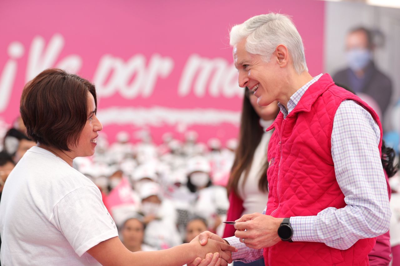 Alfredo Del Mazo entrega 4 mil tarjetas del Salario Rosa