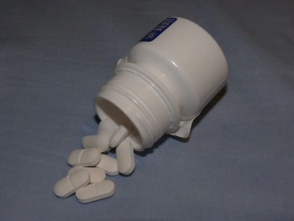 Antibiotic vs Antibacterial Difference and Comparison