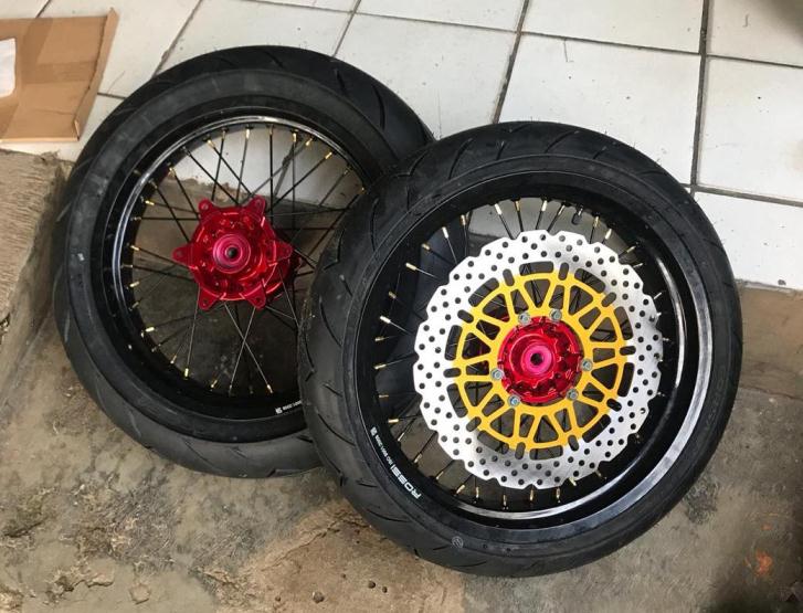 Honda CRF150L dengan 2 set roda, makin kekinian | sekedar coretan