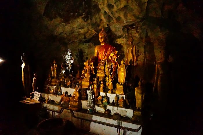 真っ暗な洞窟の中に潜む仏像の数々。｜ルアンパバーン観光＜パークウー洞窟＞必要な持ち物や服装は？