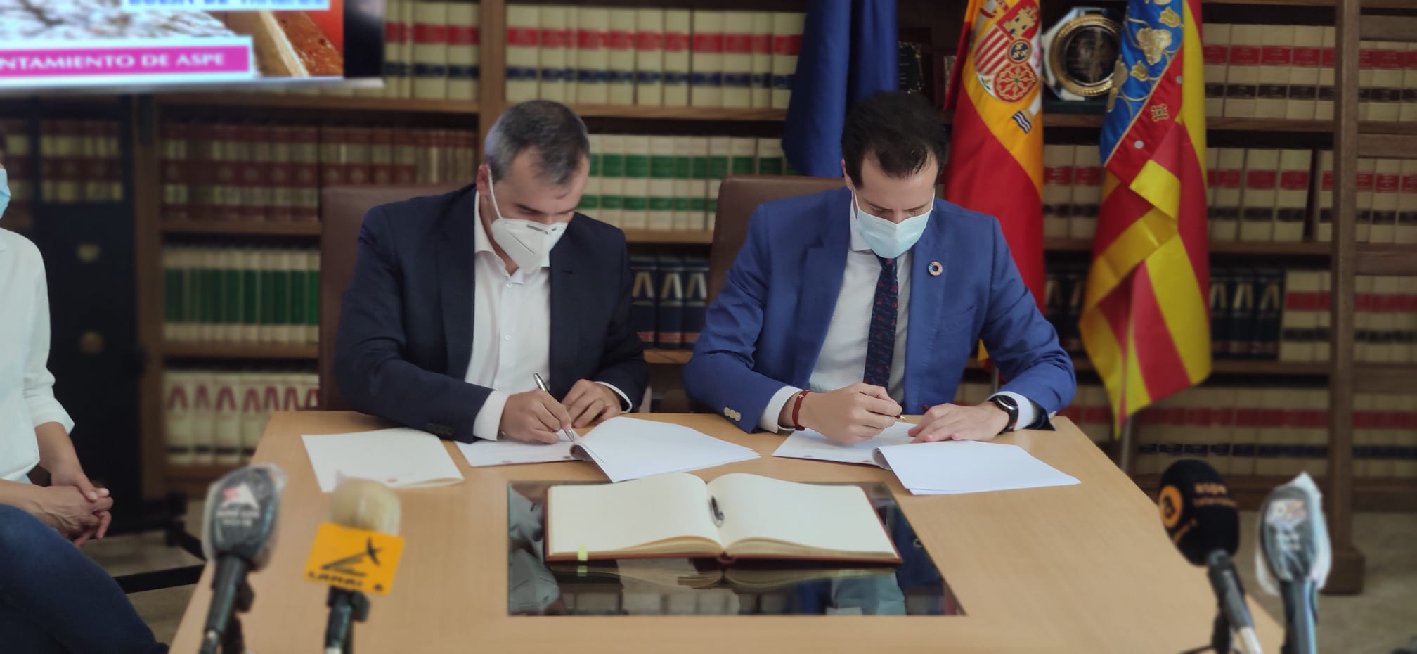 Los alcaldes de Aspe y Elda firman un convenio para compartir y generar