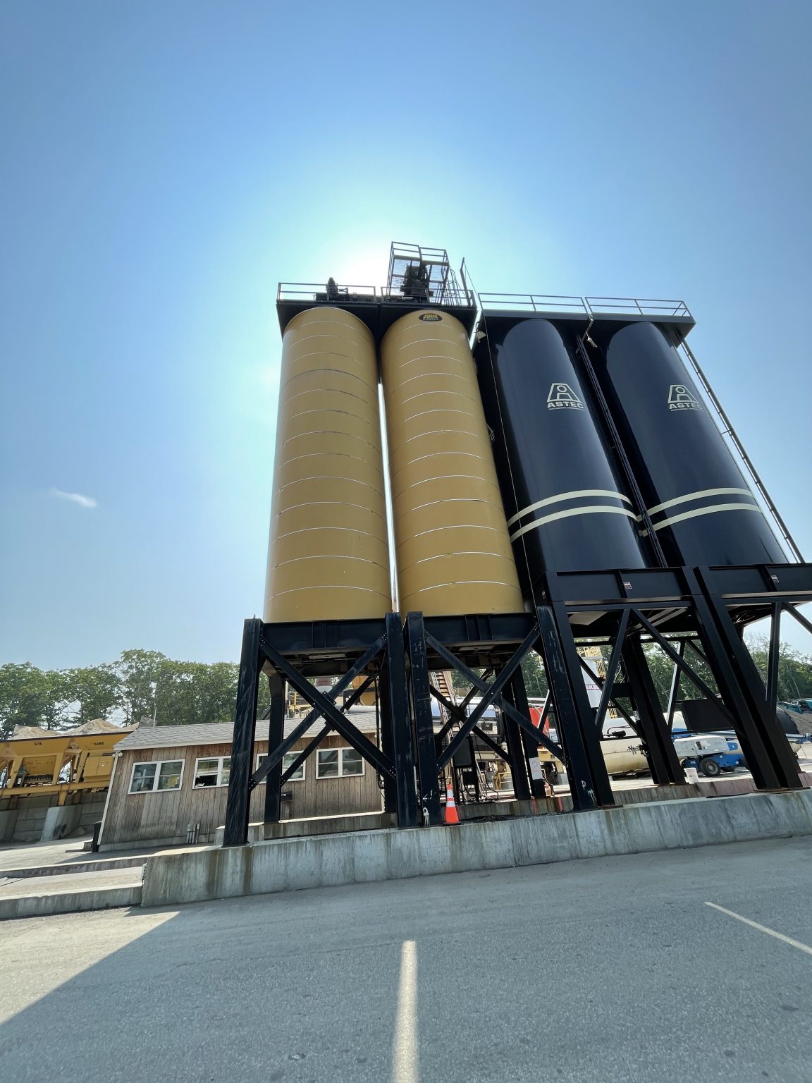 APS SI016 (2) ADM 200 Ton Silos w/ 300 TPH Astec Drag & Transfer Asphalt Producers Service