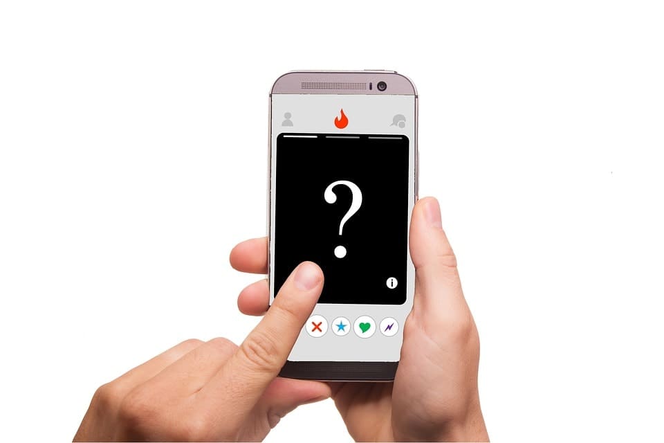 10 Best Tinder Bio Examples for Guys (To Make Her Swipe