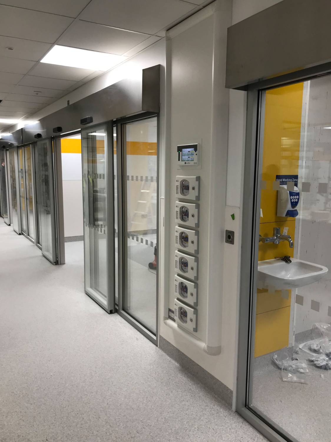 DT5 Hermetic sliding biparting door with fixed glazed panels Dortek