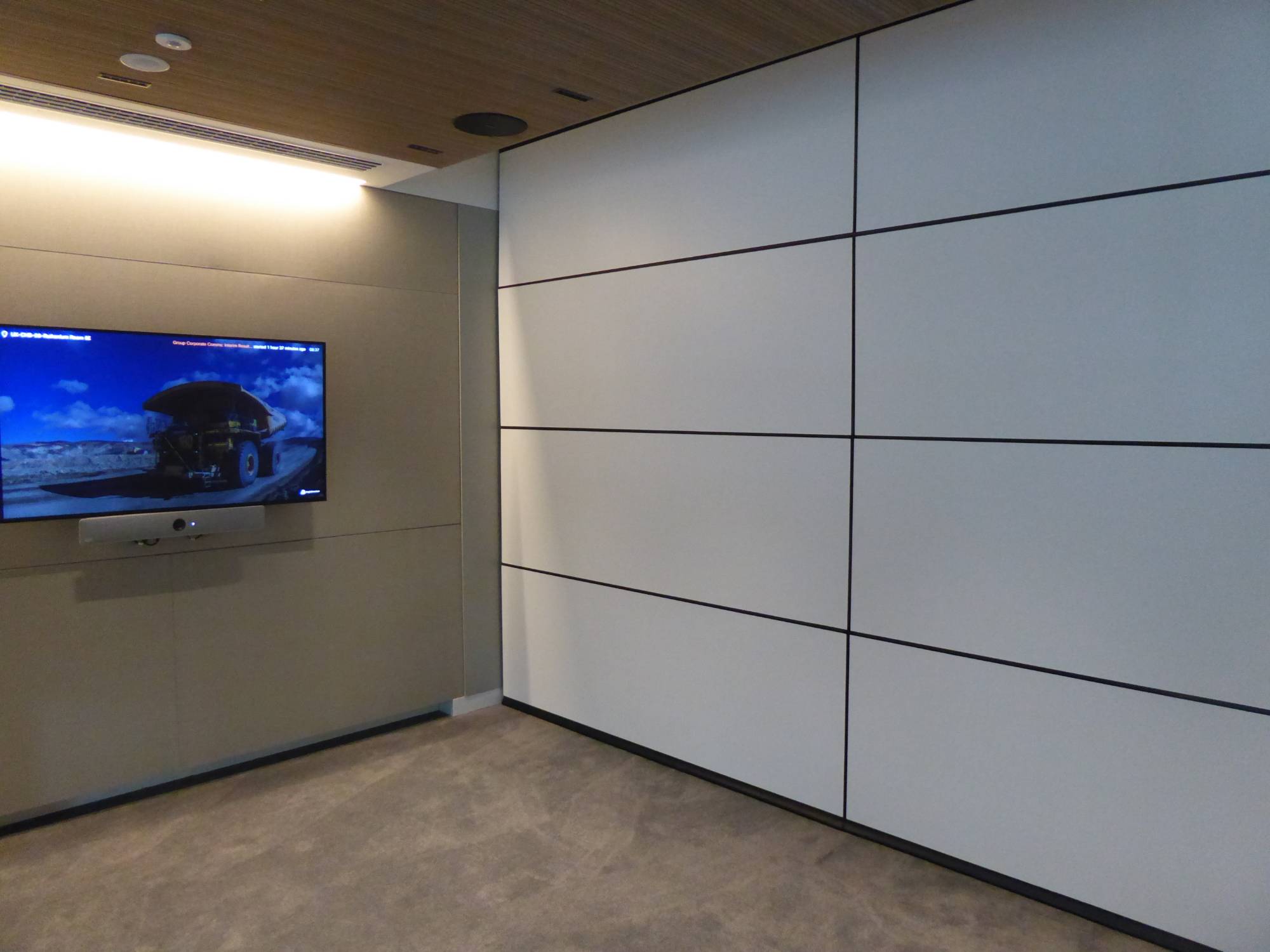 Dorma Variflex 100 semi automatic moveable wall combines with glass