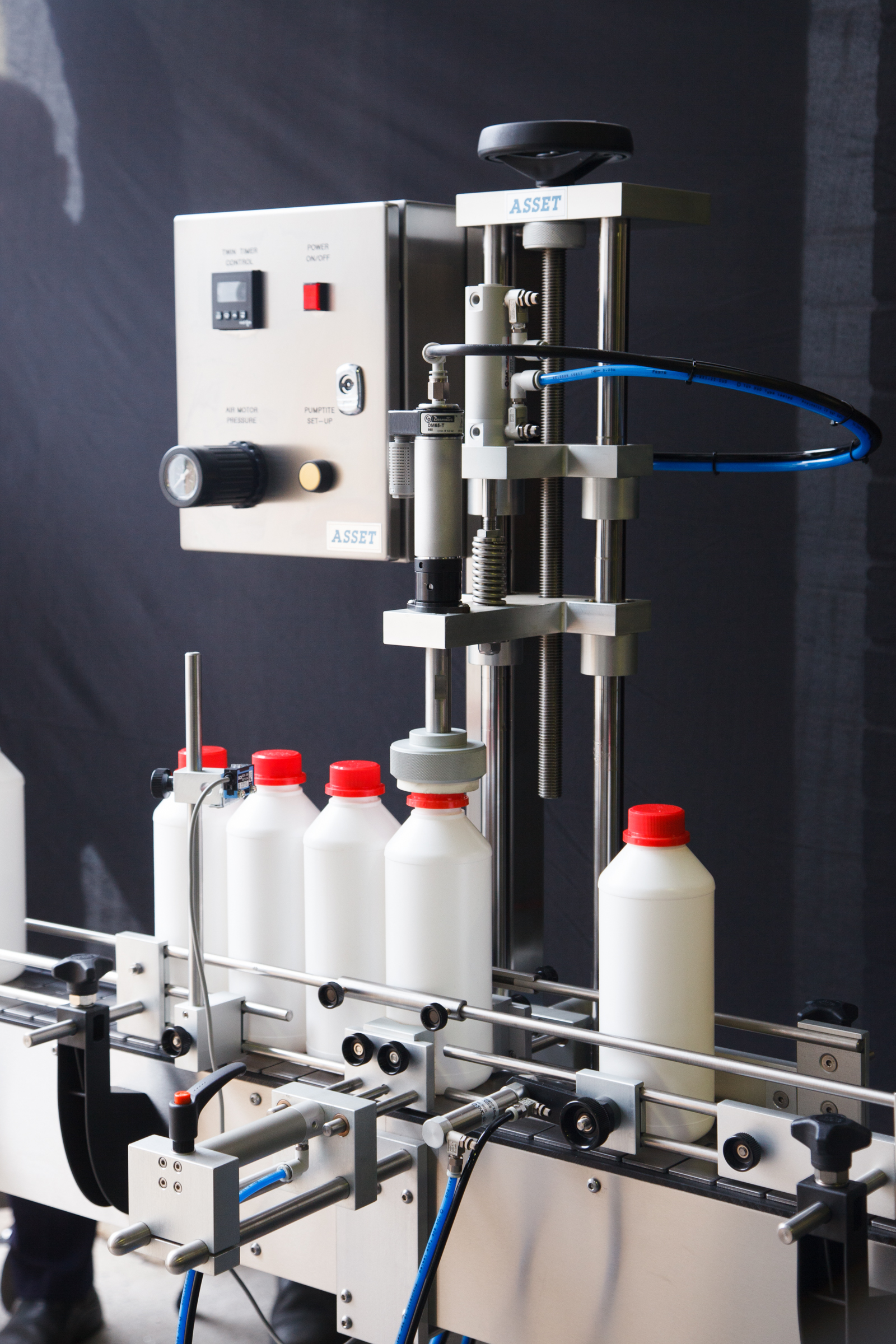 How do cap tightening machines work?