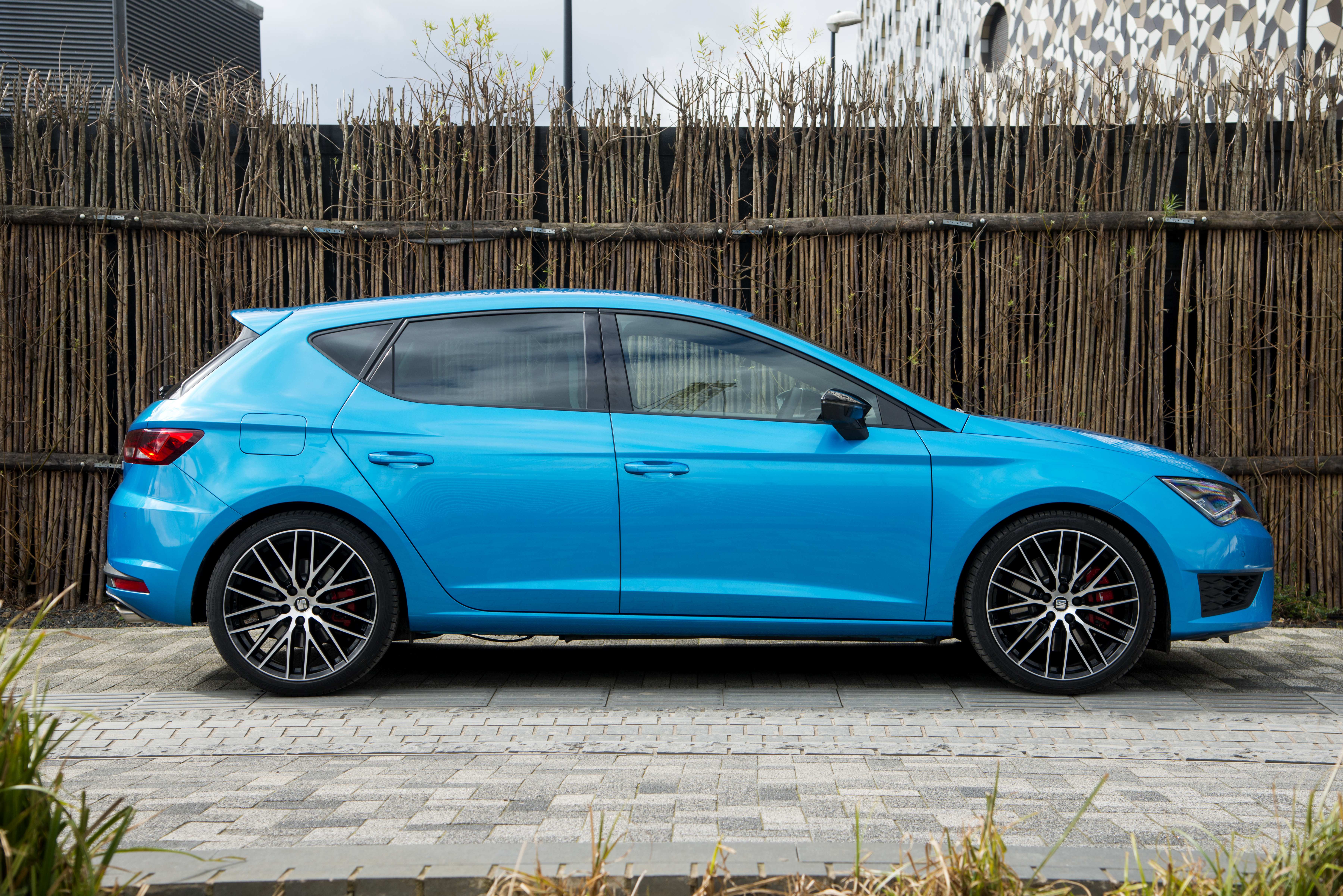 Here's where the leon cupra st 300 excels. Seat Leon Cupra Review Heycar