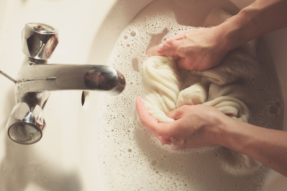 How To Hand Wash Clothes Correctly The Momentum