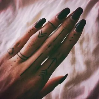 40 Tatuaggi Sulle Dita Che Ci Ispirano Tantissimo 318_x_320_webp