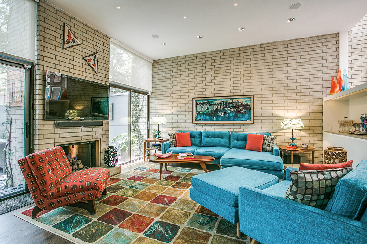 This Bud Oglesby Designed Condo in Oak Lawn is a MidCentury Must See
